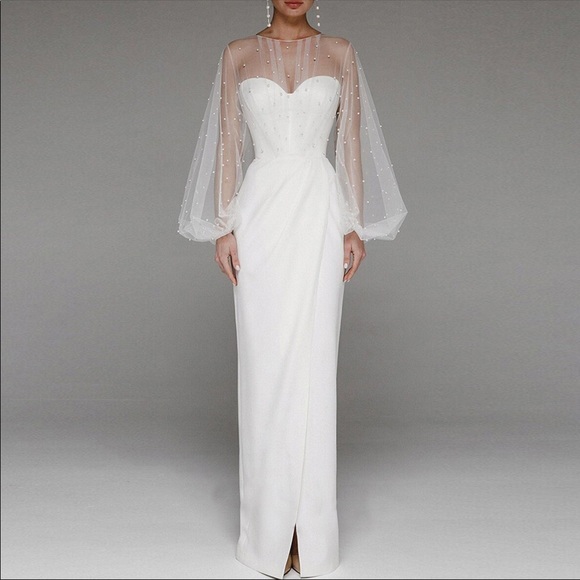 White column dress and pearls - Picture 1 of 10